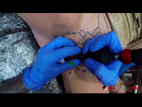 ❤️ Extremt tatuerade snyggingen Sully Savage fick en tatuering på sin klitoris ❌ Anal video at us ❌️